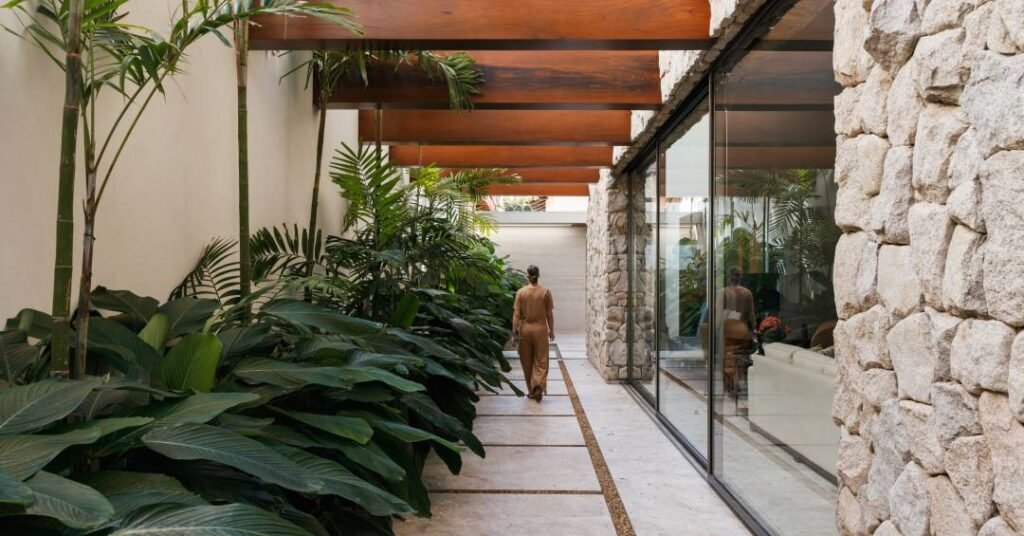 Brises, portas de correr e panos de vidro dão transparência e leveza para casa em Brasília