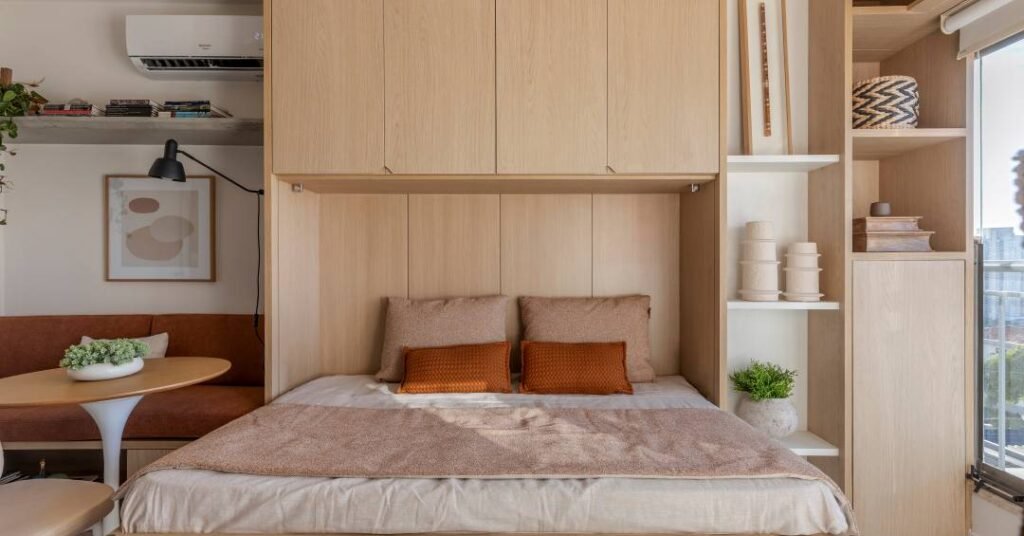 Cama retrátil otimiza cada centímetro deste estúdio de 24 m²