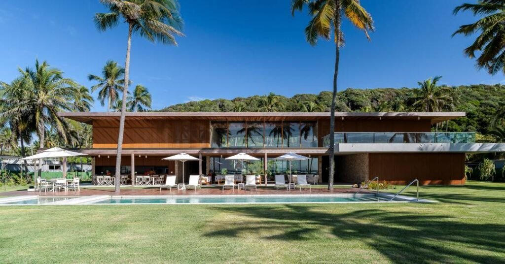 Casa de praia em Alagoas tem decoração descontraída e paisagismo com bananeiras e hibiscos