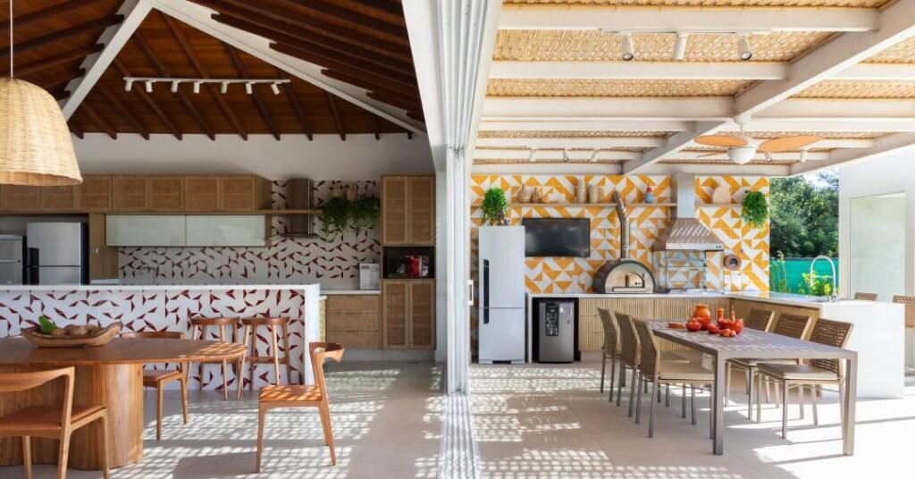 Cerâmicas geométricas coloridas alegram linda casa de praia em Búzios