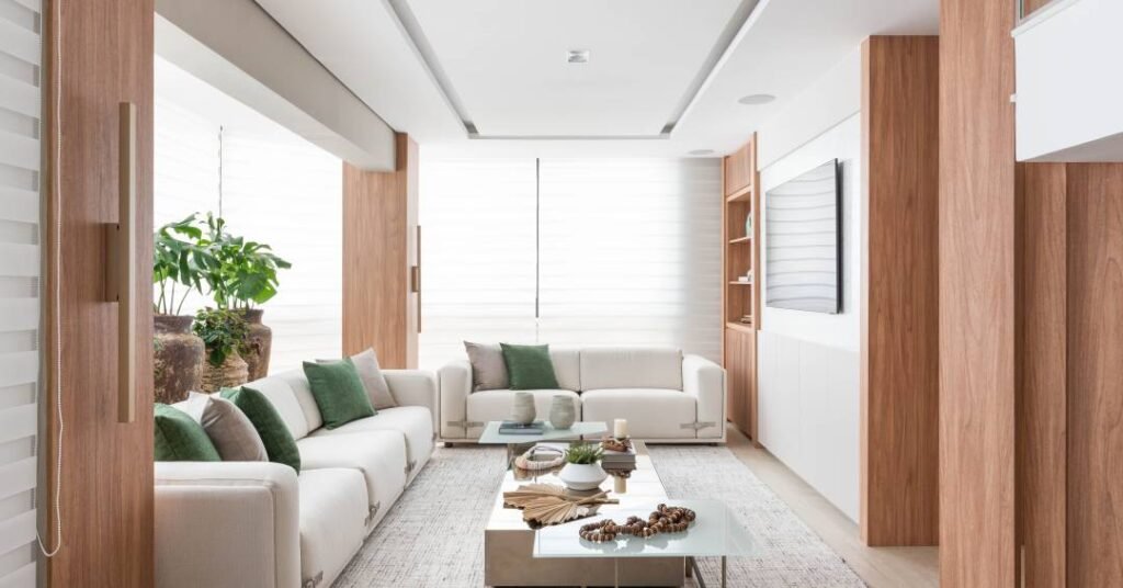 Cobertura leve de três pavimentos no litoral tem madeira e texturas suaves nos revestimentos