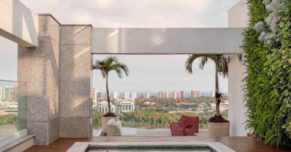 Cobertura linda tem vistas de 360° para o mar, a lagoa e as montanhas