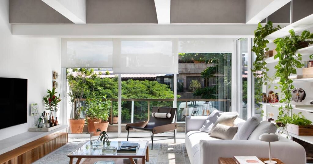 Cobertura tem estante exclusiva em serralheria e madeira que funciona como divisória