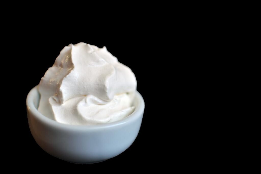 Aprenda a fazer chantilly do zero com 3 ingredientes