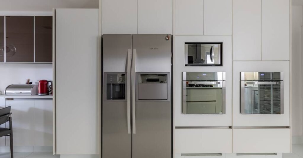 Cozinhas organizadas! Projetos com soluções para acomodar os eletrodomésticos