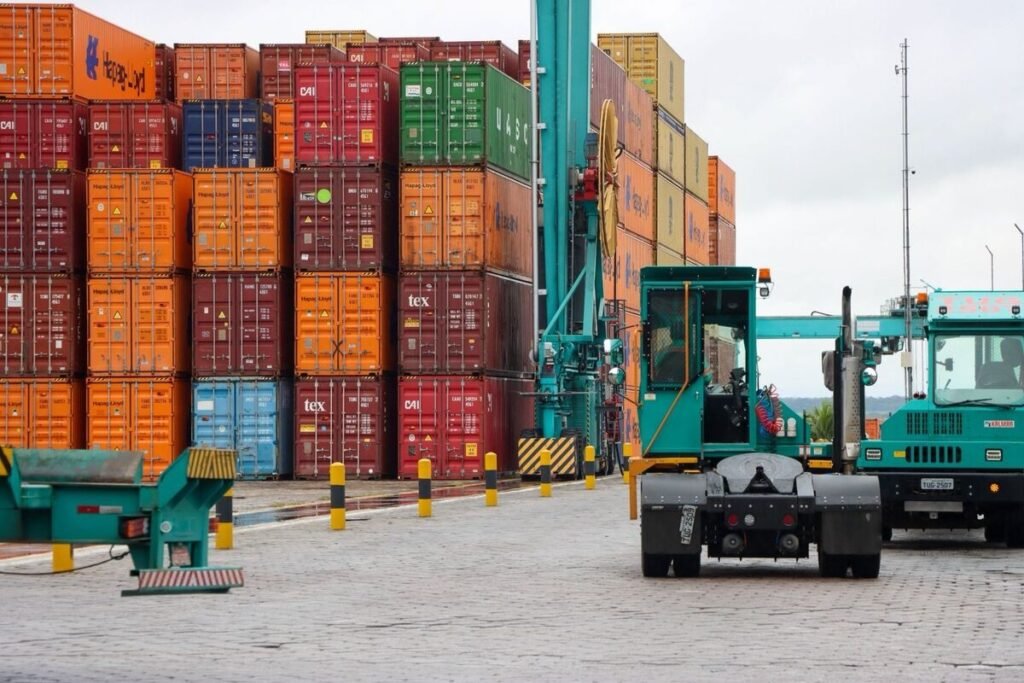 Mesmo com tarifaço dos EUA, superávit da balança comercial sobe 86% em janeiro, para US$ 4,32 bilhões