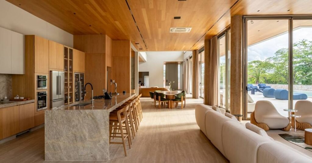 Folhas de vidro conectam interior e exterior nesta casa elegante no interior de São Paulo