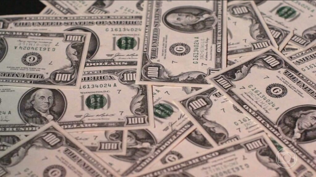 Dólar abre em queda com atenção à liquidação do Banco Pleno, Focus e ata do Fed