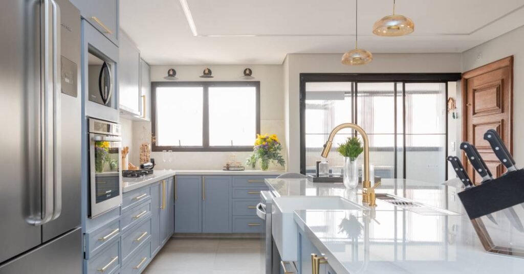 Juntas, mas com limites: veja tipos de divisórias para separar a cozinha da lavanderia