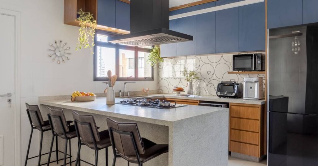 Laminado azul, freijó, granito branco e azulejos foram a linda cozinha deste apê alugado