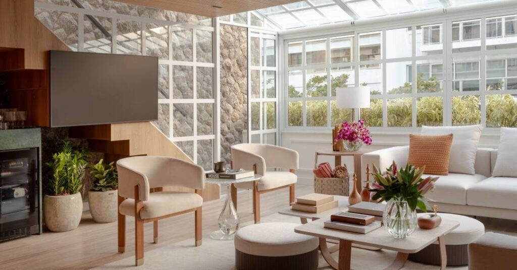 Lindo apartamento iluminado com cara de casa tem teto ripado em tauari e sunroom