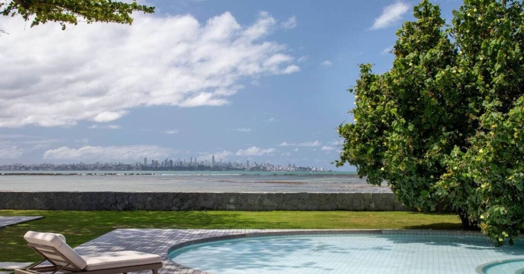 Luxo! Piscina de casa de praia é revestida de mármore branco no formato 10 x 10 cm