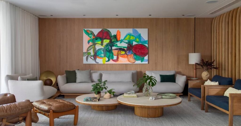 Madeira protagonista: apê tem painéis e brises de freijó na sala e Shou Sugi Ban no lavabo