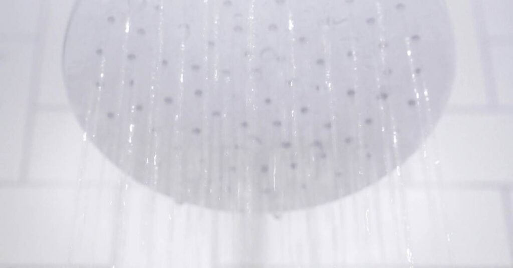 Água fraca no banho? Veja um passo a passo para limpar os furinhos do chuveiro