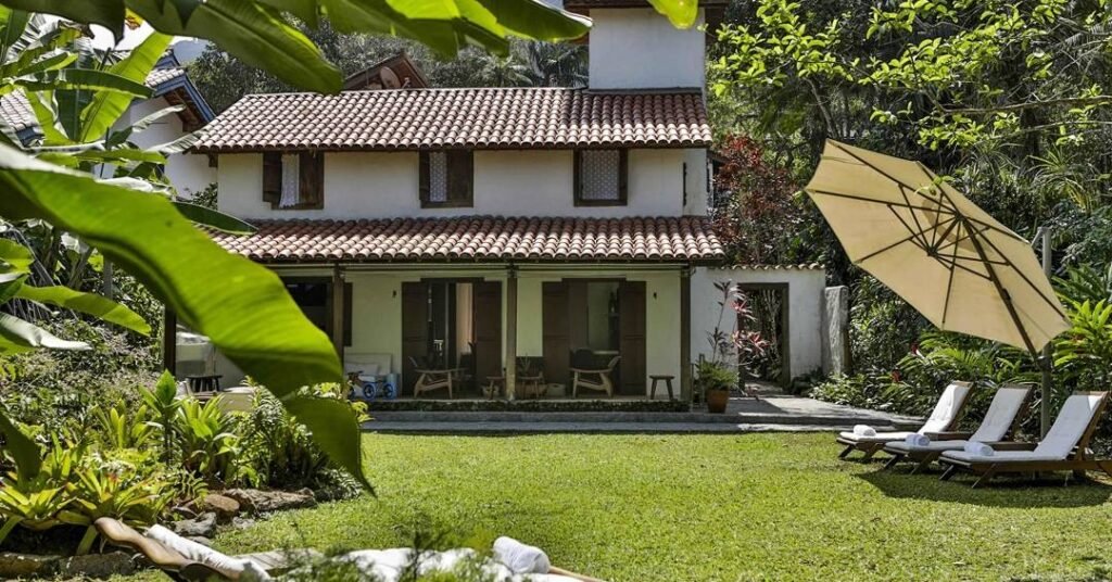 Passado e presente: casa de praia 1980 ganha renovação e ampliação em direção à serra