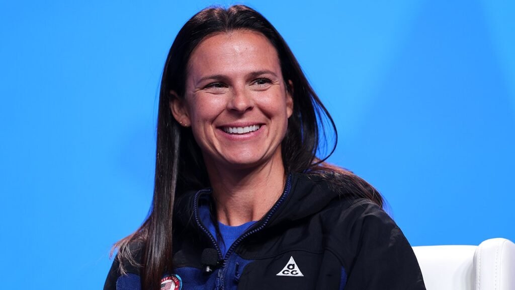 A estrela do hóquei norte-americana Hilary Knight propõe a patinadora de velocidade Brittany Bowe nas Olimpíadas