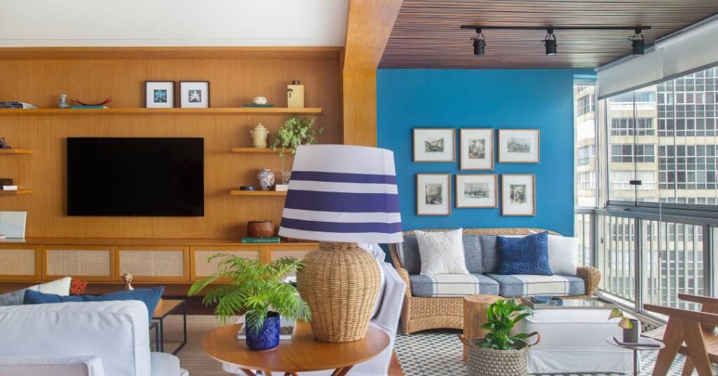 Varanda refúgio de apê tem ladrilho hidráulico no piso e azul nas paredes