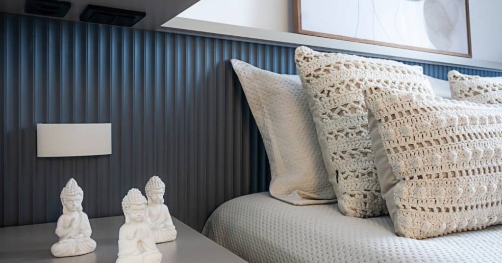 Você não vai acreditar do que a cabeceira deste quarto é feita!