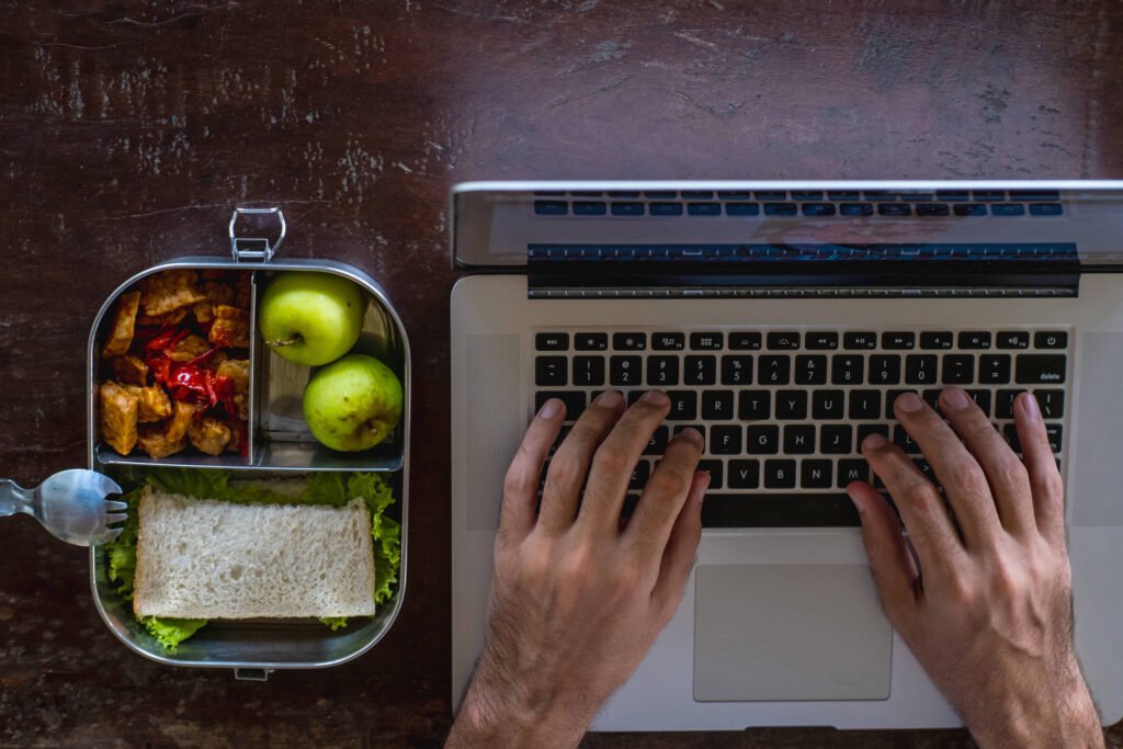 Agência internacional recomenda home office e aumentar caronas para enfrentar crise energética da guerra - 22/03/2026 - Economia