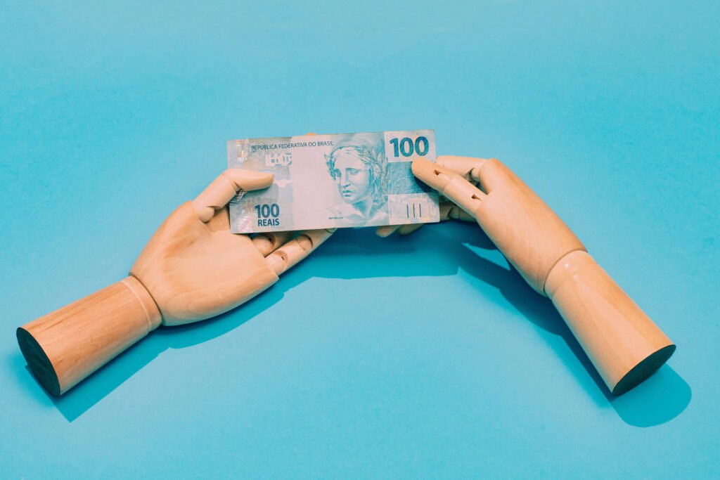 Famílias comprometem quase 30% da renda com dívidas - 21/03/2026 - Economia