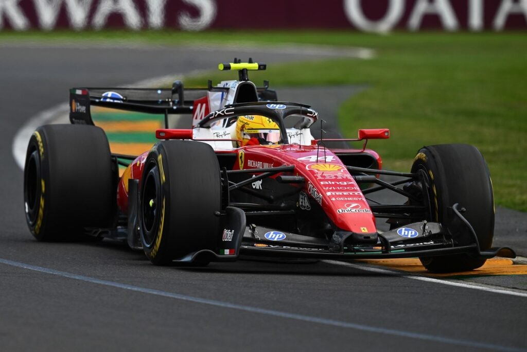 Hamilton vai na contramão do grid e elogia corrida