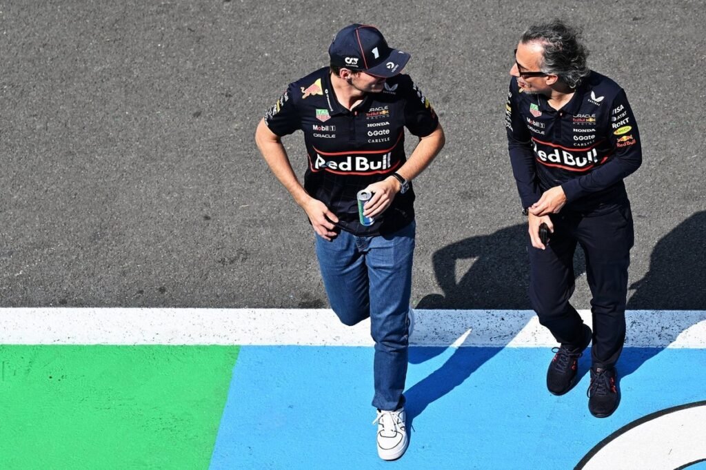 Red Bull garante que Verstappen segue comprometido com equipe