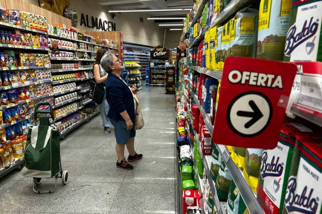 Argentina: Inflação foi de 2,9% em fevereiro; 33,1% no ano - 12/03/2026 - Economia