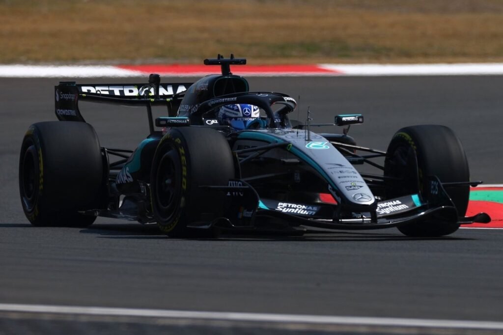 Russell lidera 1-2 da Mercedes no TL da China; Bortoleto 12º