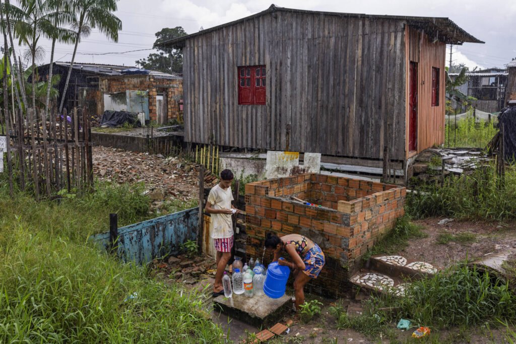 Brasil vê abismo no saneamento a 7 anos da universalização - 18/03/2026 - Economia
