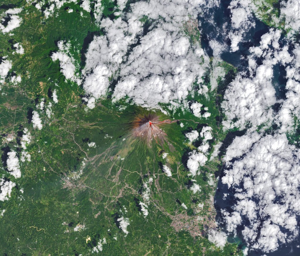 Lava flui por Mayon - NASA