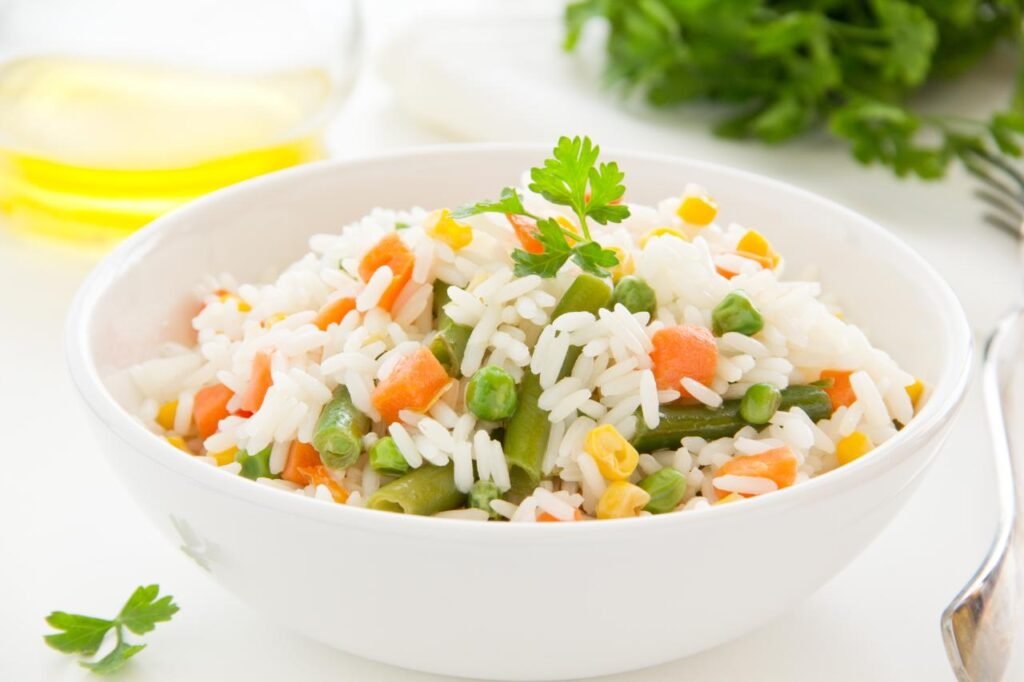 Arroz com presunto e legumes: um jantar simples que abraça