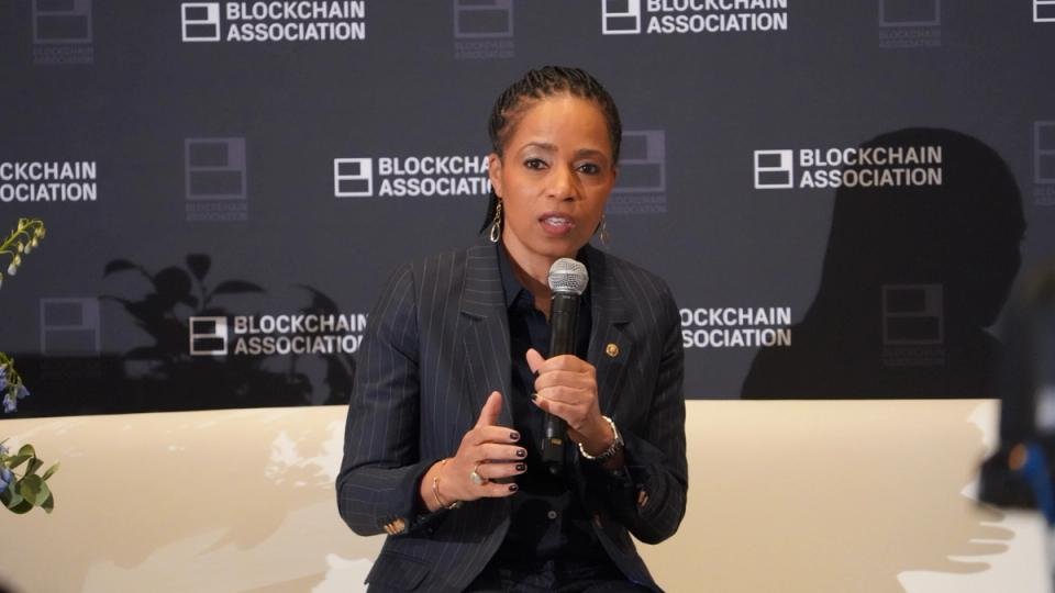 O rendimento do Stablecoin na criptografia Clarity Act não permitirá recompensas nos saldos, diz o texto mais recente