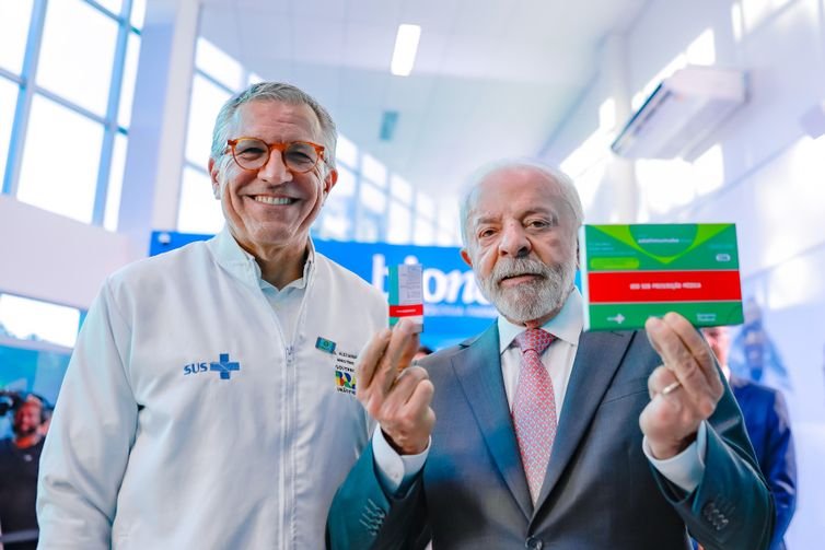 Lula visita fábrica que fornece 19 milhões de produtos ao SUS