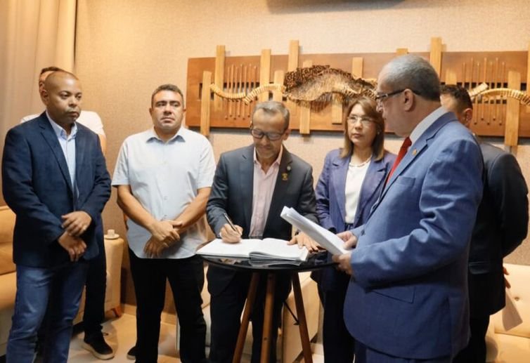 Após ser afastado pelo STF, prefeito de Macapá renuncia ao cargo