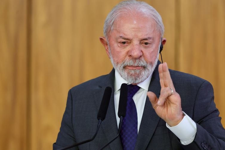 Lula cita preocupação com conflito no Irã e fala em ampliar defesa