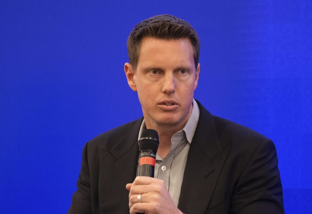 O CEO da Paramount, David Ellison, fala aos principais executivos do WBD em meio à fusão