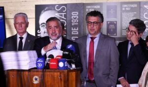 Base do governo pede indiciamento de Bolsonaro na CPMI do INSS