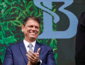 Tarcísio lidera a disputa por SP e vence todos os adversários testados