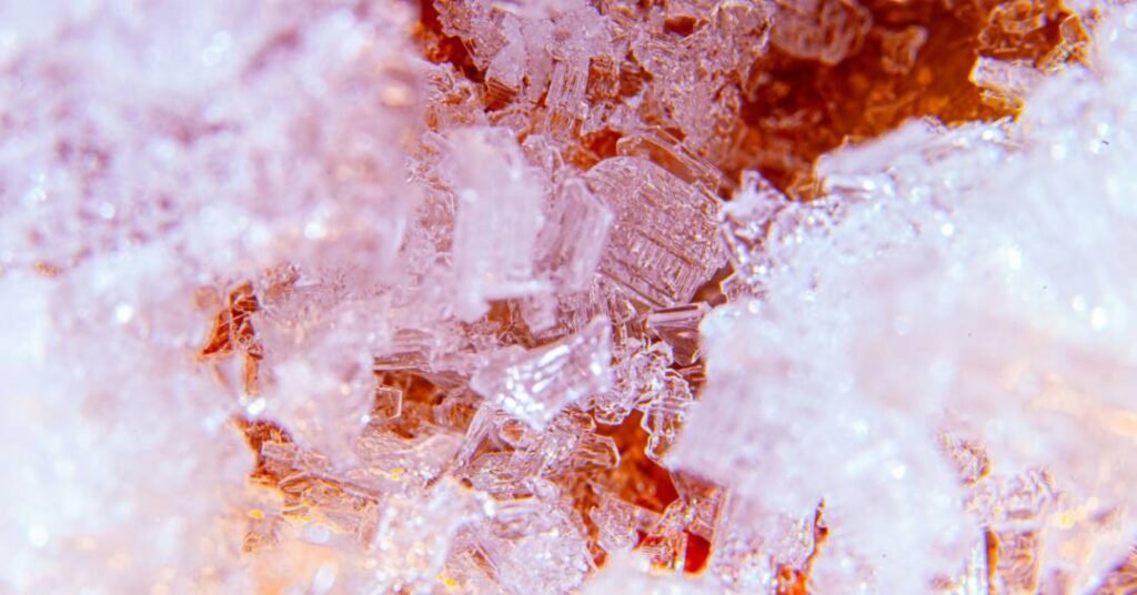 Sal grosso: 5 simpatias poderosas para afastar negatividade, inveja e atrair prosperidade