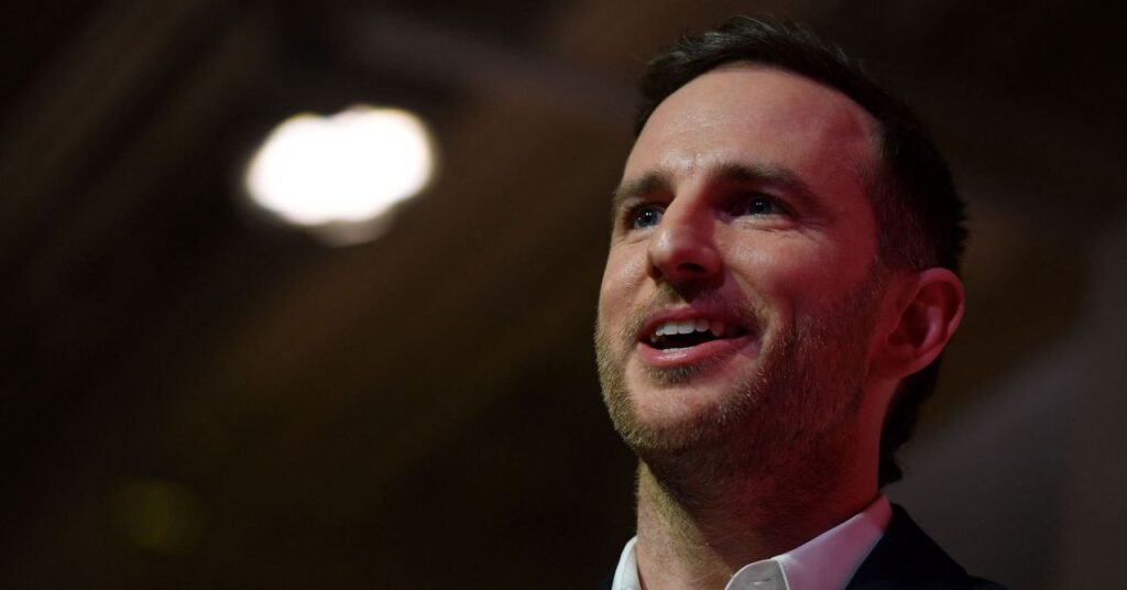 O que é aquele misterioso dispositivo metálico que o diretor de design dos EUA, Joe Gebbia, está usando?