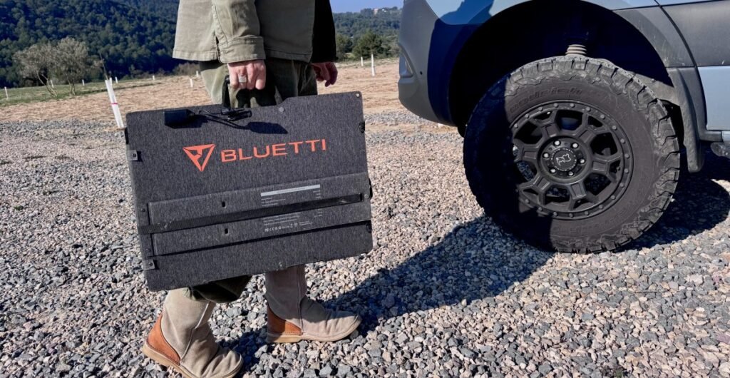 O painel solar Sora 500 da Bluetti é incrivelmente poderoso para seu tamanho
