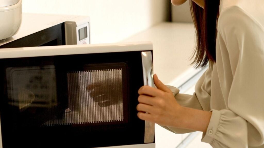 4 itens do dia a dia que não devem ir ao micro-ondas