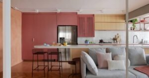 Apartamento de 68 m² tem boas ideias de marcenaria, muito rosa e cantinho de yoga