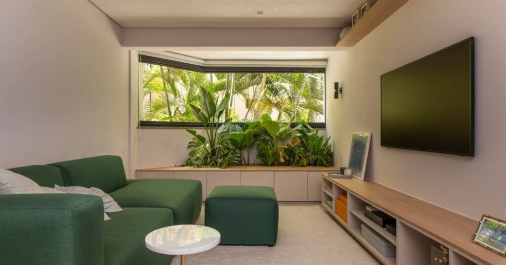 Apartamento de 90 m² tem jardineira cheia de plantas no lugar da varanda