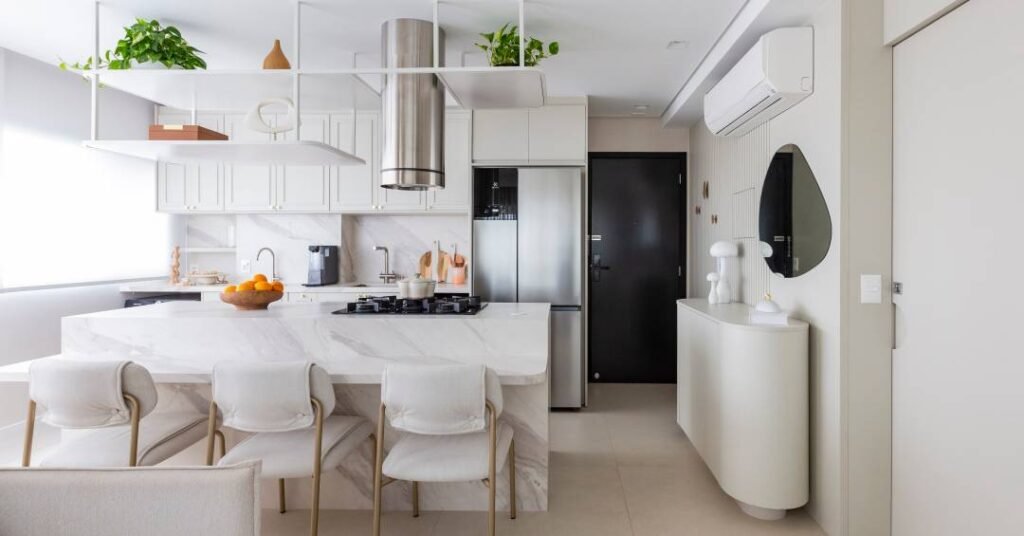 Apartamento delicado de 60 m² tem cozinha americana com armários em estilo provençal