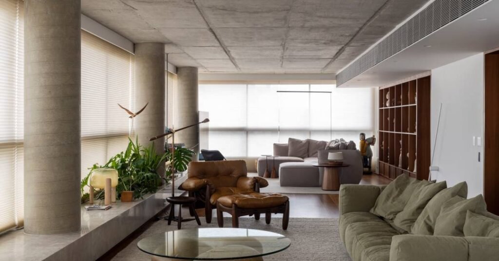 Apartamento na Vila Madalena tem banco linear em pedra que abriga paisagismo