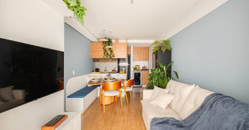 Apê de 70 m² traz soluções de marcenaria e otimização para uma família de cinco