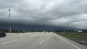 Chuva forte, ventos fortes e ondas perigosas para domingo