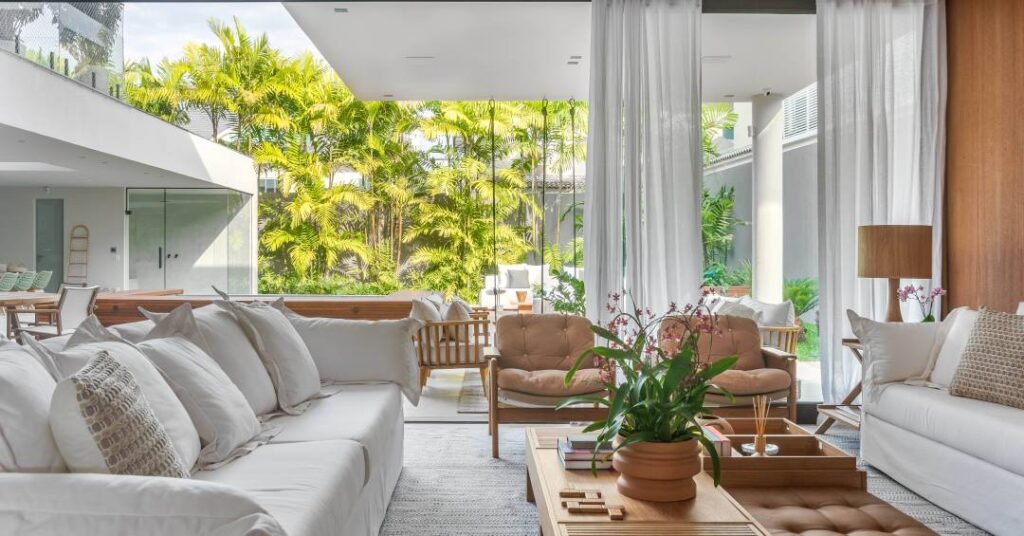 Base neutra com tons de caqui, madeira e paredes em branco acrílico compõem esta casa