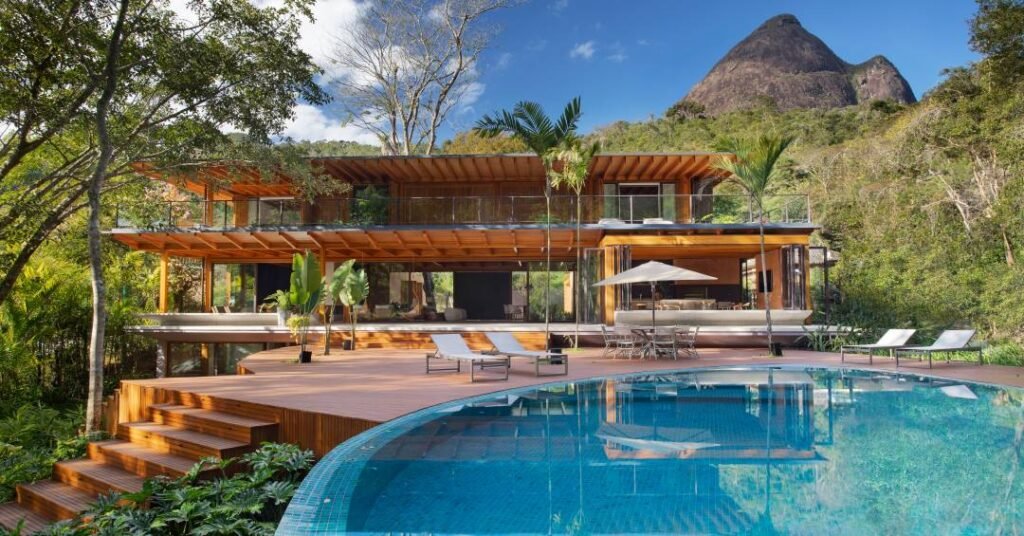 Casa de campo tem estrutura em madeira laminada colada e vedações internas em drywall